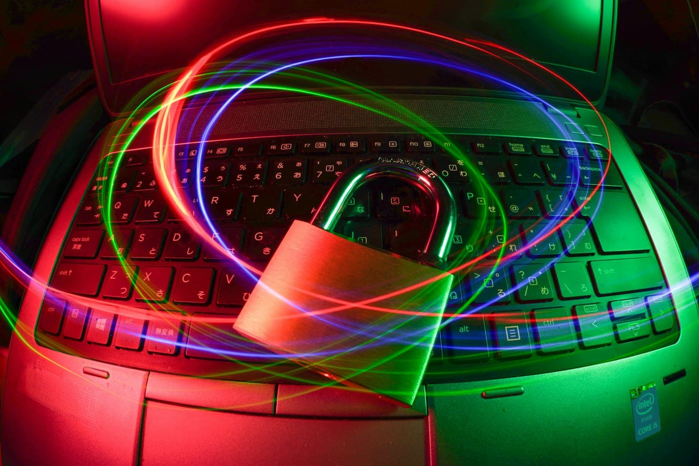 Un cadenas posé sur le clavier d’un ordinateur, entouré de traînées de lumière