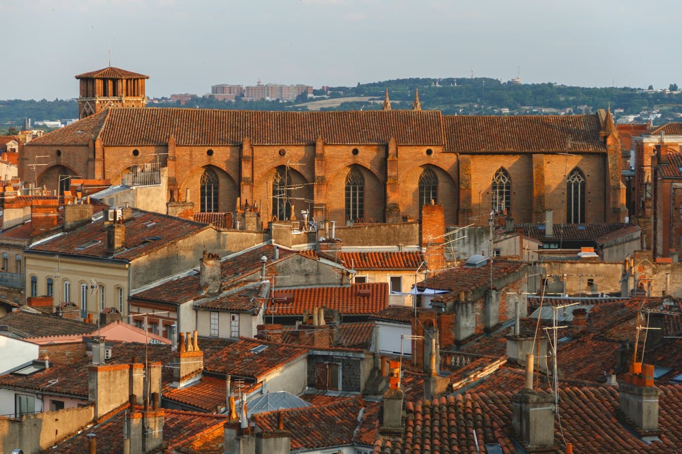 Toits de tuiles et clocher d’une ville du sud de la France, vus d’en haut